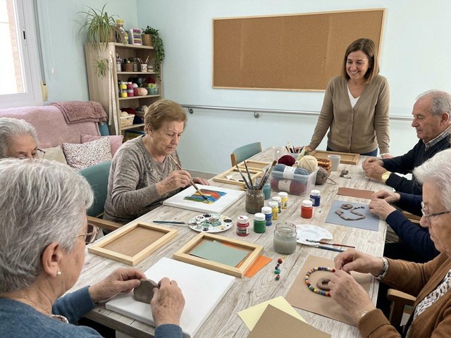 Cree, comparta y disfrute: talleres creativos para personas mayores en A Coruña