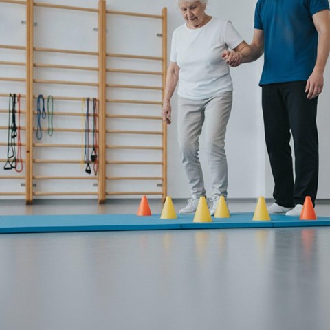 Gane seguridad al caminar con ejercicios de equilibrio y prevención de caídas en A Coruña - Imagen 1