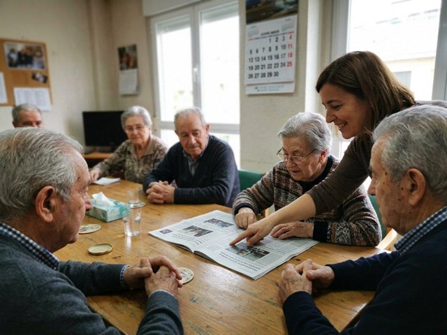 Reconecte con el día a día: ejercicios de orientación a la realidad para mayores en A Coruña